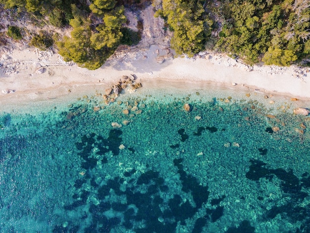 Luftdrohnenansicht der mittelmeerküste in frankreich, toulon. transparentes meer mit azurblauem wasser.