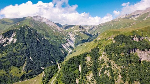 Luftdrohnenansicht der Natur in Georgien. Kaukasus, Grün, Täler, üppige Wolken