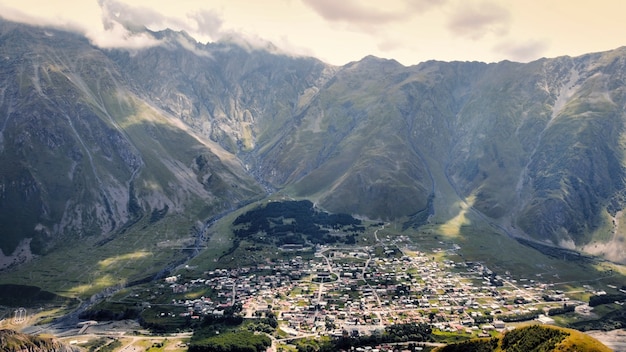 Luftdrohnenansicht der Natur in Georgien. Kaukasus, Tal mit Dorf