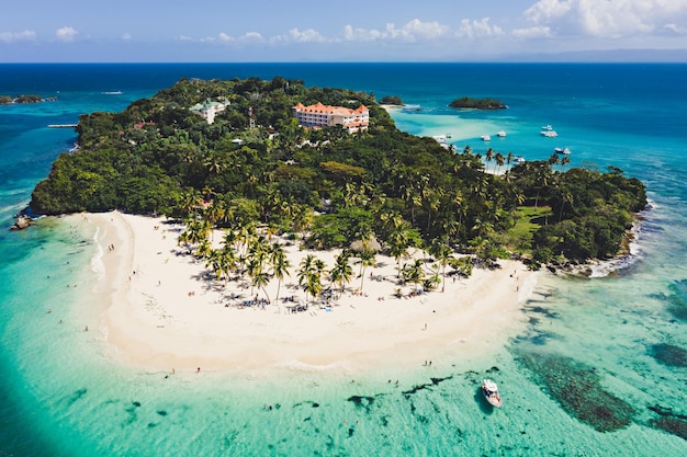 Luftdrohnenansicht der schönen karibischen tropischen Insel Cayo Levantado Strand mit Palmen. Bacardi-Insel, Dominikanische Republik. Urlaub-Hintergrund.