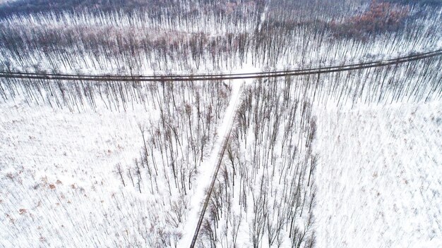 Luftdrohnenansicht der Straße in idyllischer Winterlandschaft