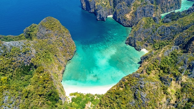 Luftdrohnenansicht der tropischen Insel Ko Phi Phi, der Archipelinseln von Krabi