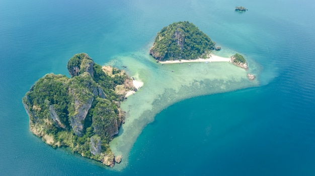 Luftdrohnenansicht der tropischen Inseln, der Strände und der Boote im blauen klaren Andaman-Meerwasser von oben, schöne Archipelinseln von Krabi, Thailand