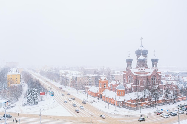 Luftdrohnenansicht der Vvedenskaya-Kirche in der Stadt Ivanovo Russland im Winter mit Schnee