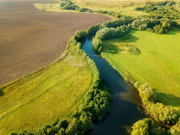 Luftdrohnenansicht des Flusses zwischen den Feldern das mittlere Band Russlands