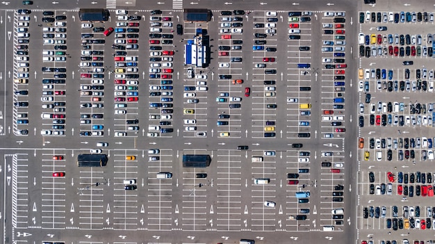 Luftdrohnenansicht des Parkplatzes mit vielen Autos von oben, Stadtverkehr und Stadtkonzept