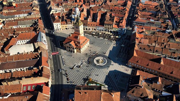 Luftdrohnenansicht des Ratsplatzes in Brasov, Rumänien