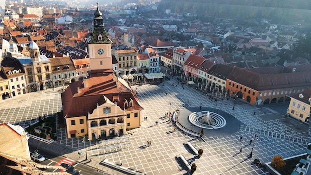 Luftdrohnenansicht des Ratsplatzes in Brasov, Rumänien