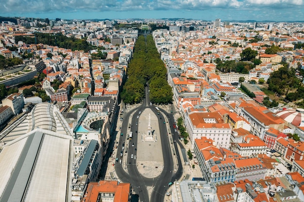 Luftdrohnenansicht des Restauradores-Platzes mit Blick nach Norden in Richtung Avenida da Liberdade in Lissabon Portugal