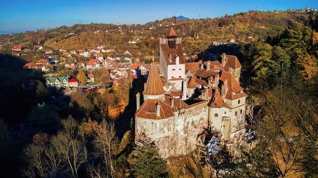 Luftdrohnenansicht des Schlosses Bran in Rumänien Mittelalterliches Schloss in Karpaten