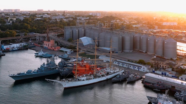Luftdrohnenansicht des Seehafens von Odessa Schiffe Militärindustriehafen bei Sonnenuntergang am Abend