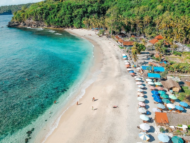 Luftdrohnenansicht des Urlaubs in Sanur Beach Bali Indonesien mit Ozeanbooten, Strandvillen und Menschen