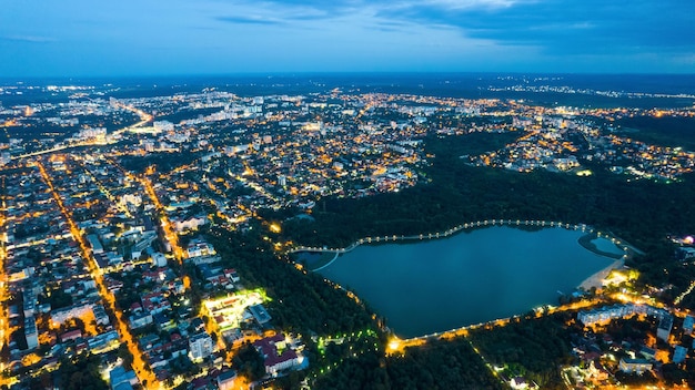 Luftdrohnenansicht des Valea Morilor Parks in Chisinau am Abend Moldawien