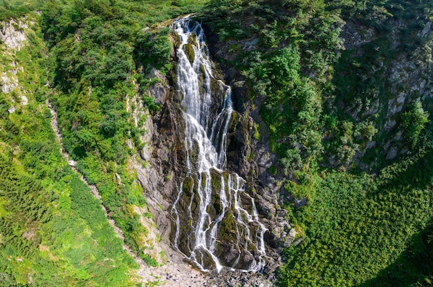Luftdrohnenansicht des Wasserfalls an der Natur der Transfagarasan-Route in Rumänien
