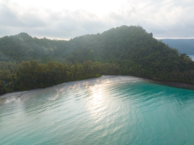 Luftdrohnenansicht des wunderschönen Strandes mit türkisfarbenem Meerwasser und Palmen der Insel Kood im Golf von Thailand Thailand