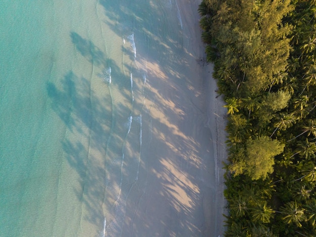 Luftdrohnenansicht des wunderschönen Strandes mit türkisfarbenem Meerwasser und Palmen der Insel Kood im Golf von Thailand Thailand