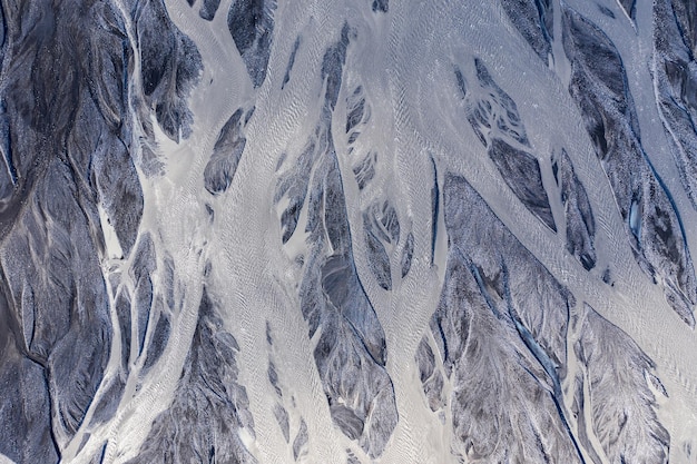 Luftdrohnenansicht eines riesigen Gletscherflussbettes Island