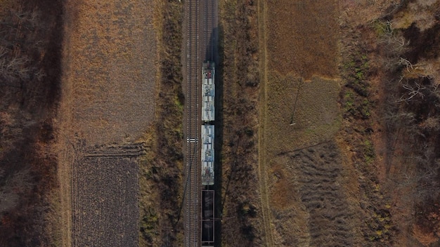 Luftdrohnenansicht Flug über Bewegungszug mit Kutschen gefüllter Kohleherbst