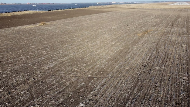 Luftdrohnenansicht Flug über Feld gepflügter brauner Erde gepflügte Felder