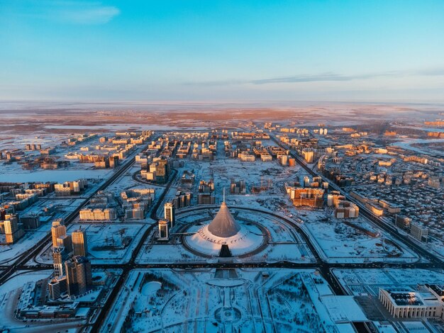 Luftdrohnenansicht NurSultan Kasachstan Stadtzentrum von Qazaqstan mit Wolkenkratzern und Baiterek Tower