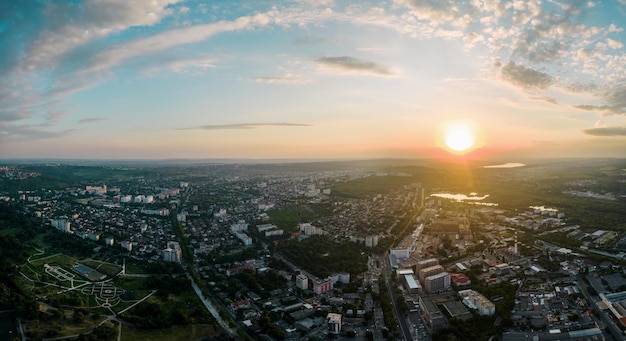 Luftdrohnenansicht von Chisinau bei Sonnenuntergang Moldawien