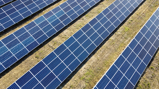 Luftdrohnenansichtsflug über Solarkraftwerkspanels.