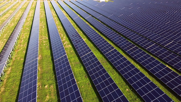 Luftdrohnenansichtsflug über Solarkraftwerkspanels.