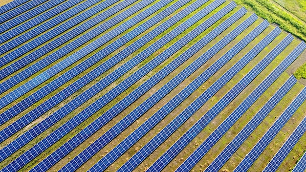 Luftdrohnenansichtsflug über Solarkraftwerkspanels