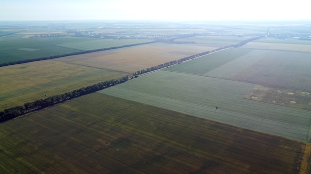 Luftdrohnenansichtsflug über verschiedene landwirtschaftliche Felder gesät