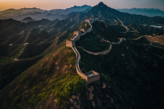 Luftdrohnenaufnahme der Chinesischen Mauer mit Seitenlicht