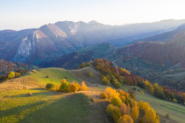 Luftdrohnenaufnahme der Herbstlandschaft