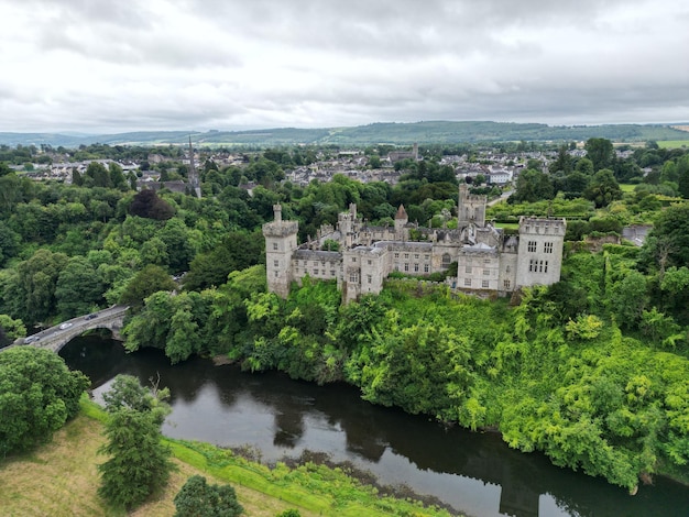 Luftdrohnenaufnahme des Lismore Castle in Waterford, Irland.