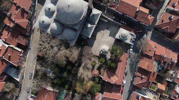 Luftdrohnenaufnahme von oben, Blick auf die islamische muslimische osmanische Moschee und das anatolische historische Gebäude