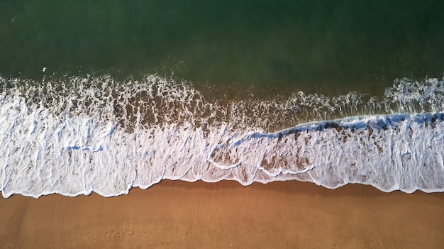 Luftdrohnenbild vom spanischen Strand in Costa Brava