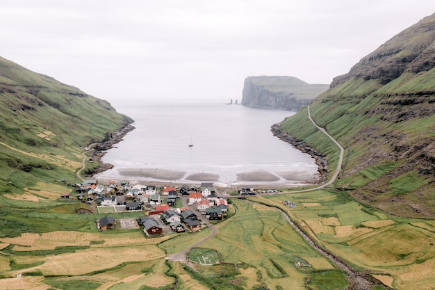 Luftdrohnenfoto, das über den Strand von Tjornuvik auf der Insel Streymoy fliegt Färöer Dänemark Landschaftsfotografie