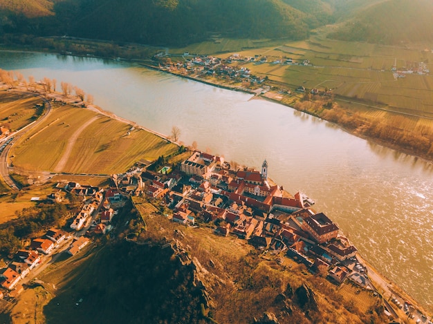 Luftdrohnenfoto des schönen Schlosses in Durstein während des Sonnenuntergangs.