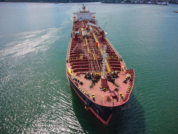 Luftdrohnenfoto von industriellem Kraftstoff und petrochemischem Tanker, der auf dem Meer kreuzt