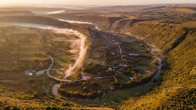 Luftdrohnenpanoramablick auf das alte Orhei im Sonnenuntergangtal mit Fluss- und Nebeldorf