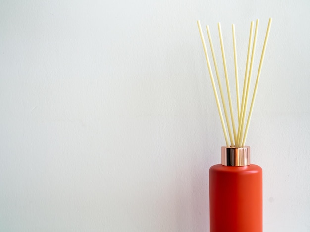 Lufterfrischer-Stick in roter Flasche