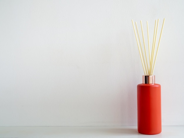 Lufterfrischer-Stick in roter Flasche