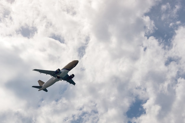 Luftfahrt-, Reise-, Luftverkehrskonzept. Passagierflugzeug oder Geschäftsflugzeug, das zwischen den Wolken fliegt.