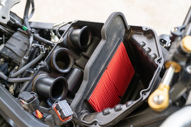 Luftfilter in einem Sportmotorrad. Verarbeitung zum Wechseln des Motorluftfilters.