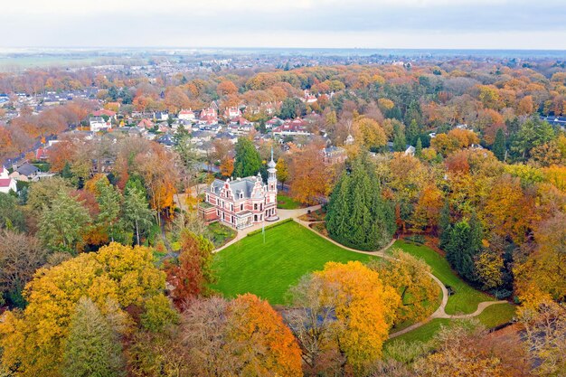 Foto luftfoto von einem wunderschönen kleinen mittelalterlichen schloss in den niederlanden