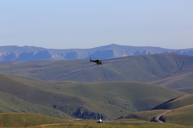 Luftfrachtlieferung im Hochgebirge mit einem Hubschrauber.