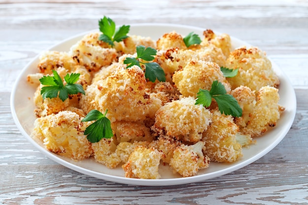 Luftfritteuse blumenkohl nahaufnahme auf einem weißen holztisch