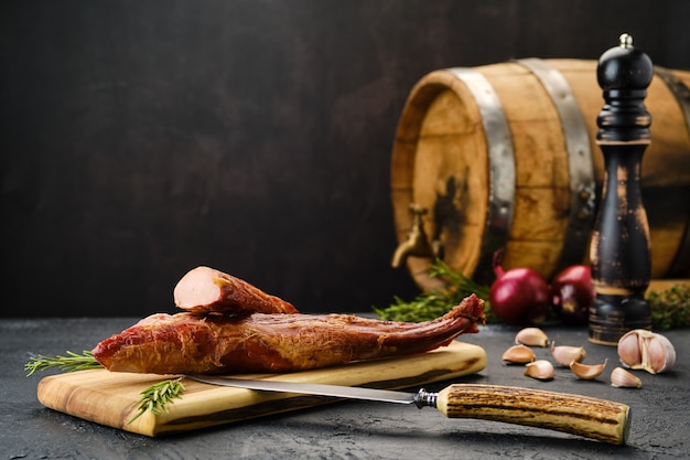 Luftgetrocknetes Lammfleisch auf Holzschneidebrett