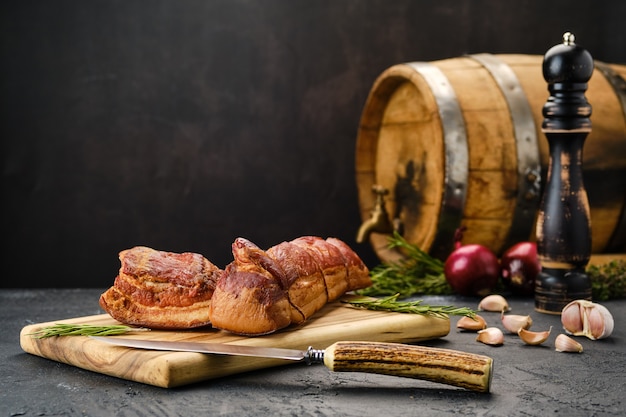 Luftgetrocknetes Schweinefleisch auf Holzschneidebrett