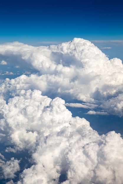 Lufthimmel und Wolken