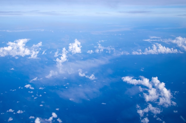 Lufthimmel und Wolkenhintergrund
