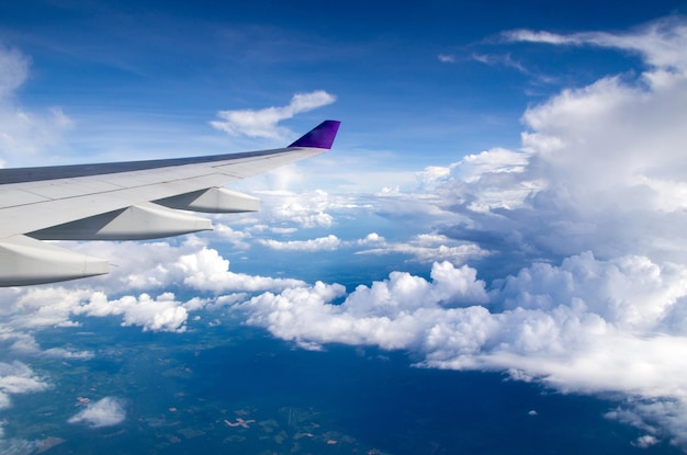 Lufthimmel und Wolkenhintergrund